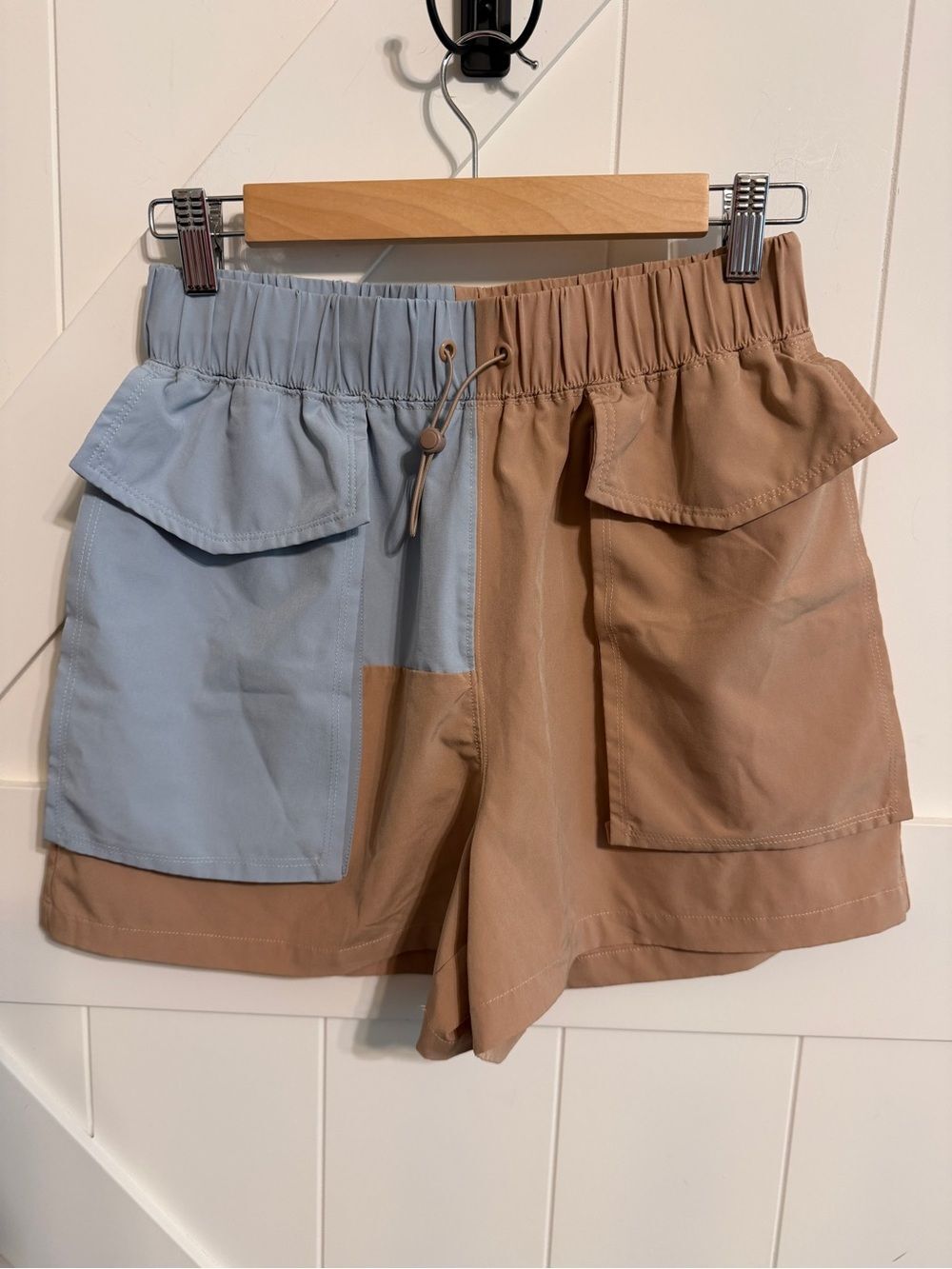 Fabletics Anastasia Colorblock Cargo Shorts Womens Size Small Desert/Blue Stone